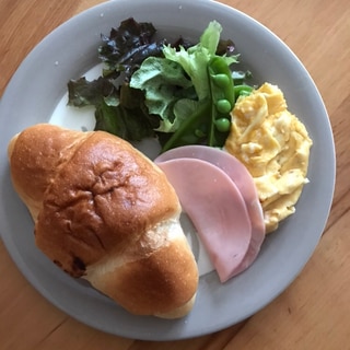 塩パンとオムレツの朝ごはん